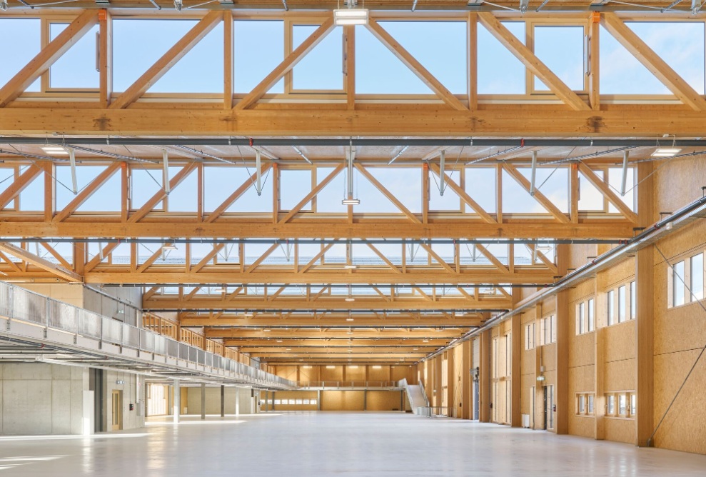 Innenraum des Produktionsgebäudes Kyburz mit viel Holz