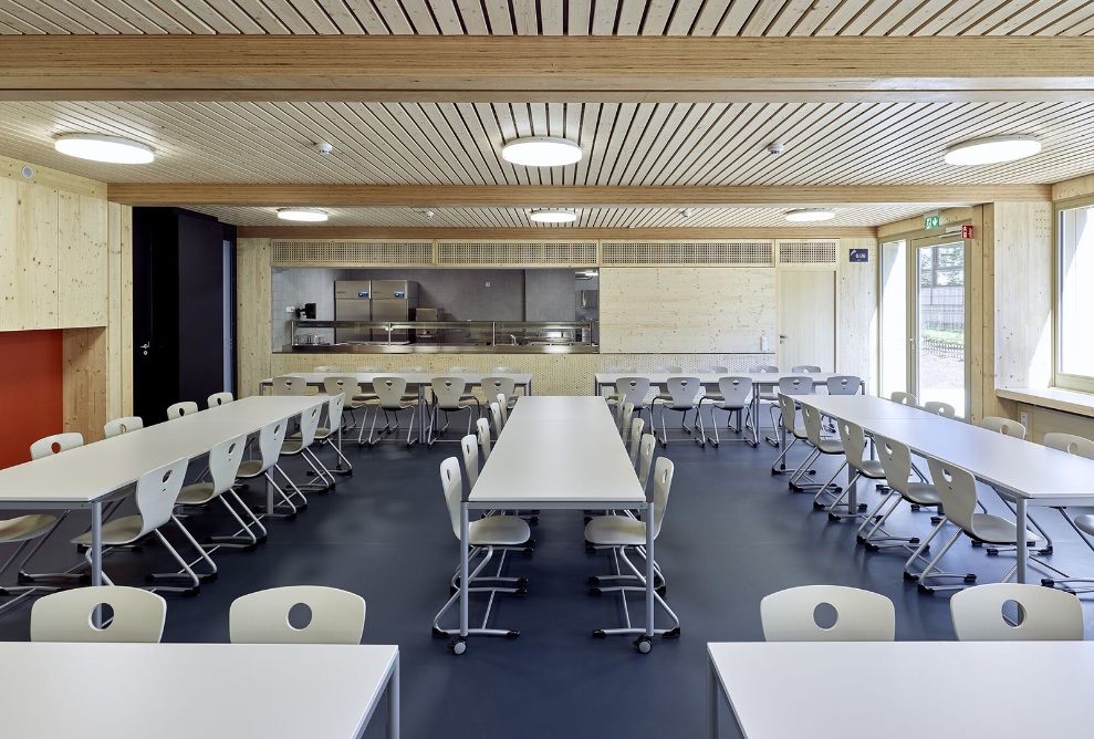 Réfectoire et cuisine dans le nouveau bâtiment modulaire de l'école Fuchshof