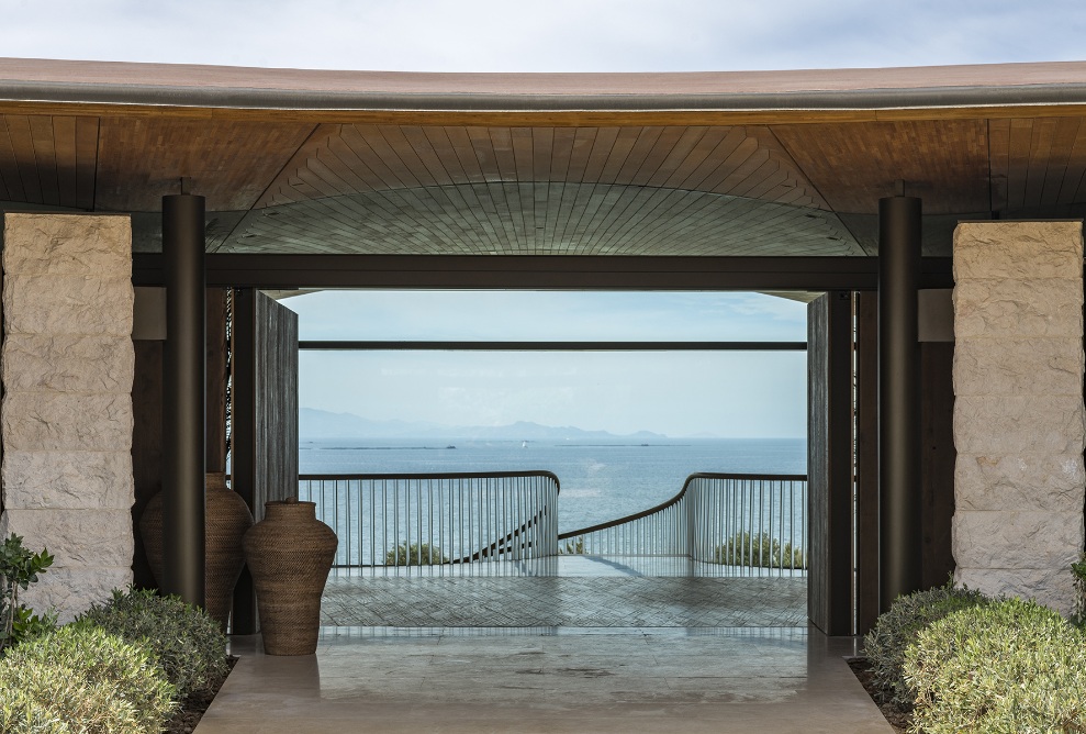 Blick durch eine Türe der privaten Villa auf das Meer.