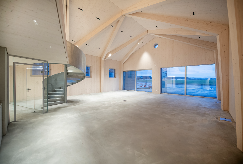 Vue intérieure du nouvel espace de bureaux dans l’ancien dépôt des pompiers