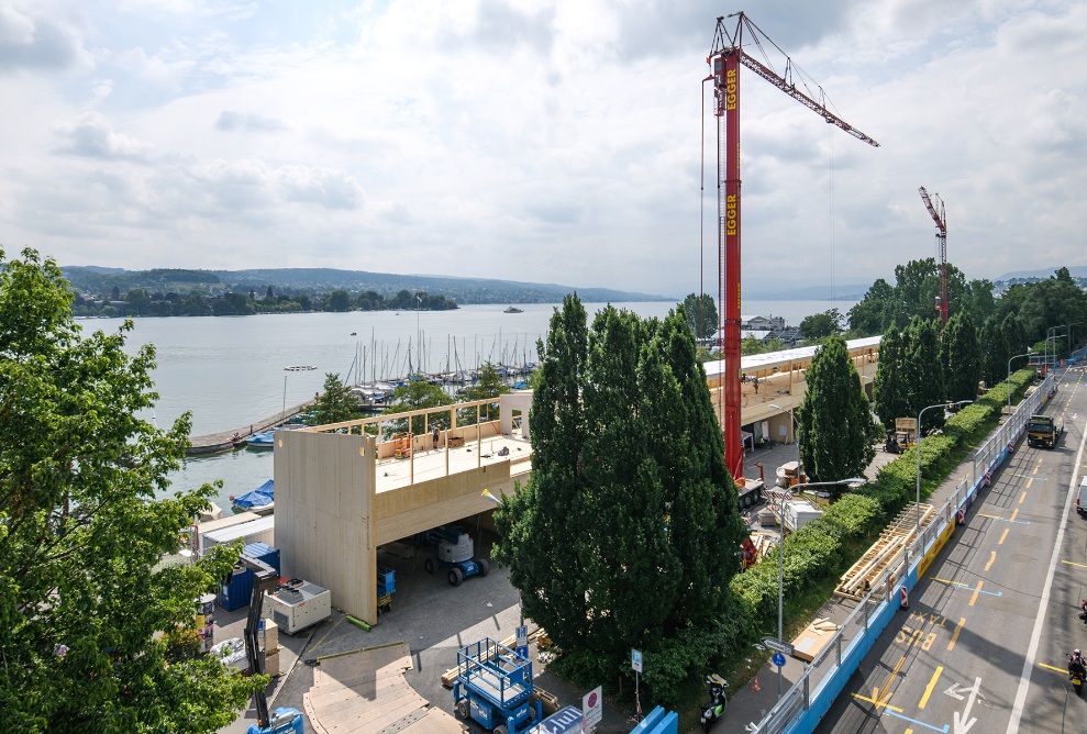 Die Aufnahme zeigt den Aufbau vom Formula-E in Zürich. Im Hintergrund sieht man den See sowie die Hafeneinfahrt unmittelbar hinter dem Eventbau.