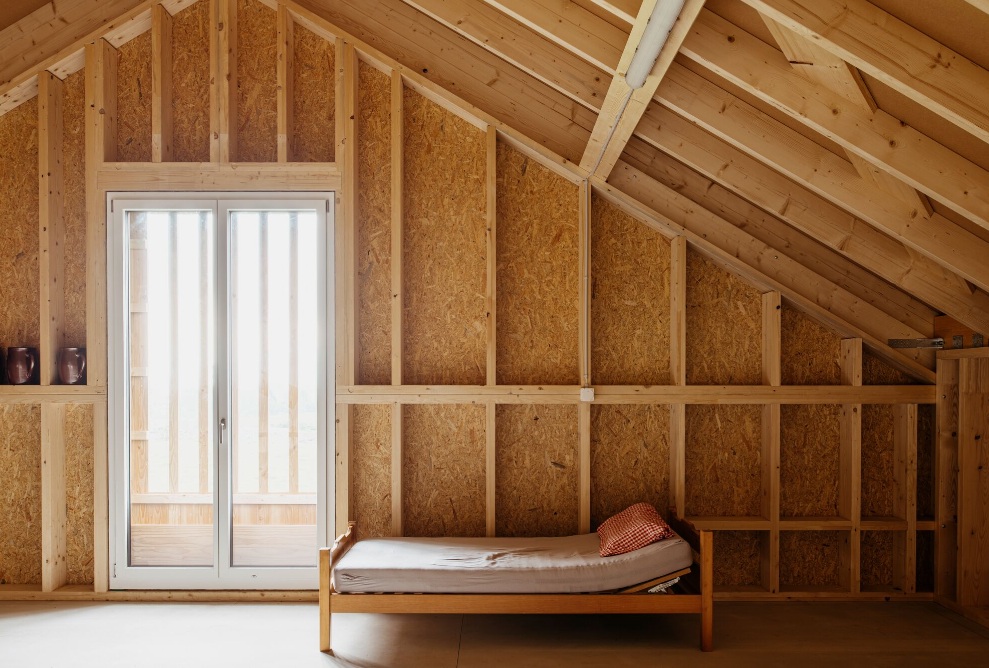 Vue intérieure de la chambre avec la porte du balcon et le lit