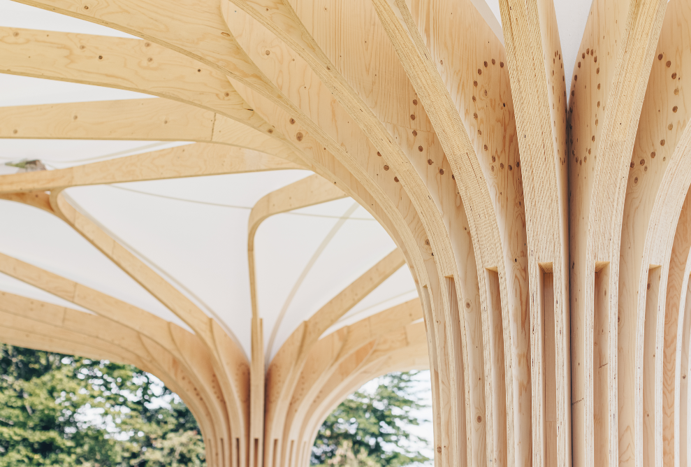 Nahaufnahme der Lamellenstrukturen des Holzpavillons