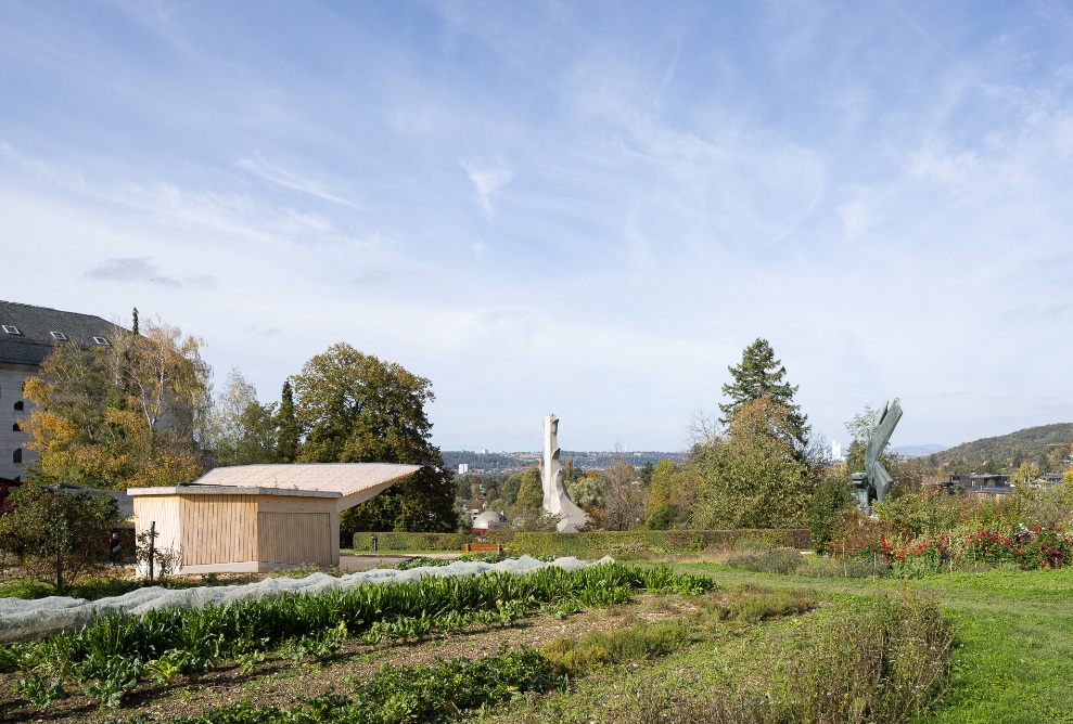 The newly built timber Preparations House blends harmoniously into the garden landscape of the Goetheanum.