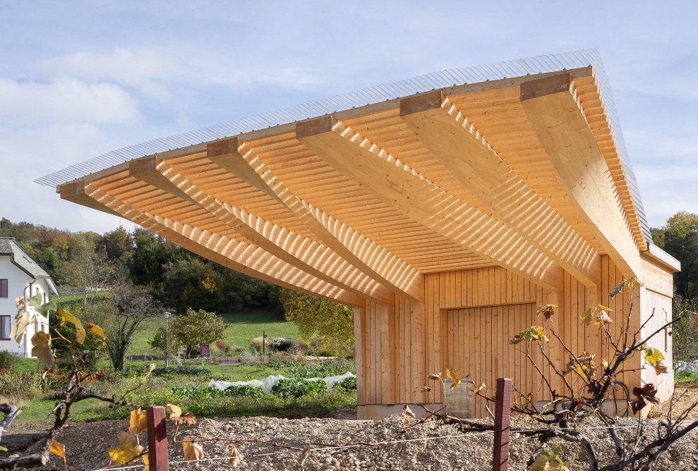 The new Preparations House at the Goetheanum impresses with its sculptural timber roof structure.