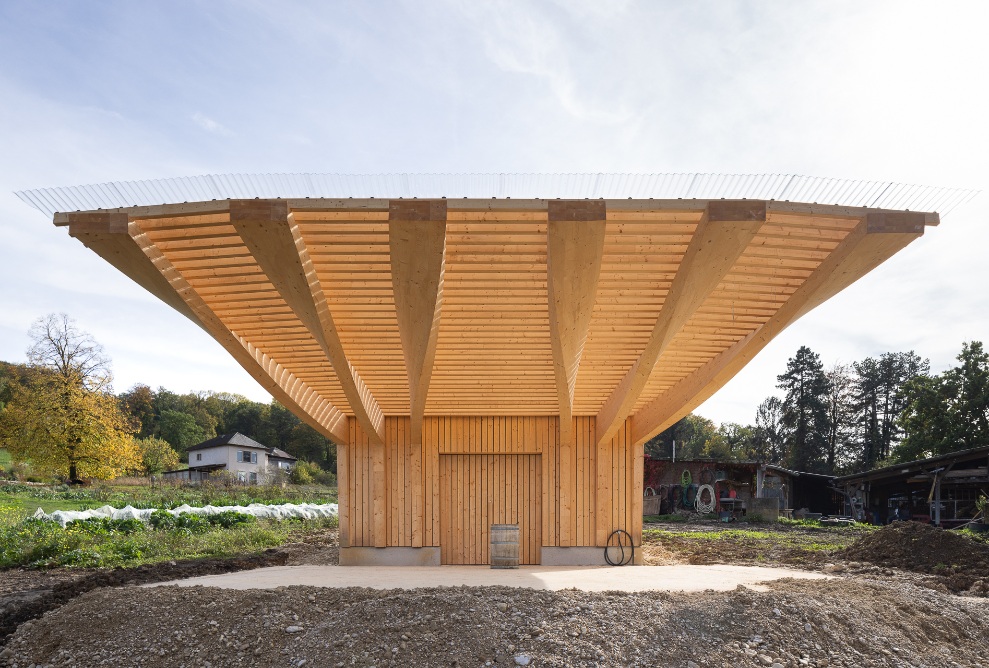 The new Preparations House at the Goetheanum: free-form timber construction with a striking canopy, realised by Blumer Lehmann in 2025.