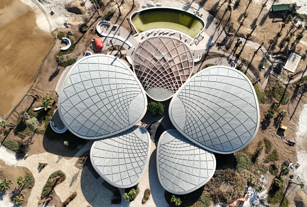Vue par drone du club-house de golf sur l’île de Shura avec des toitures en forme de pétales