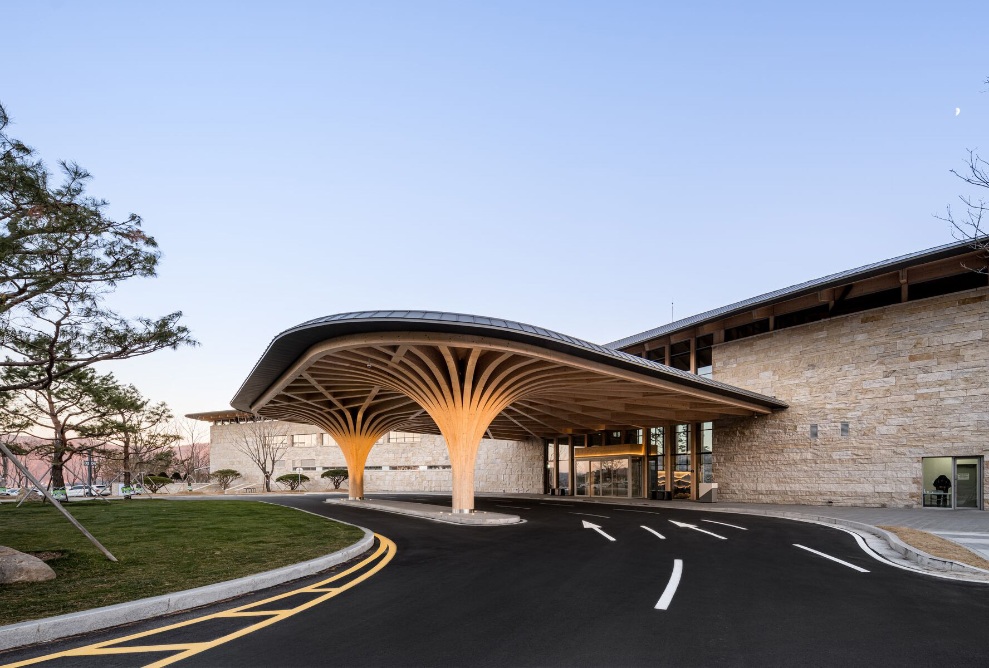 Auvent du clubhouse du golf de Hillmaru avec structure en bois Frei Form