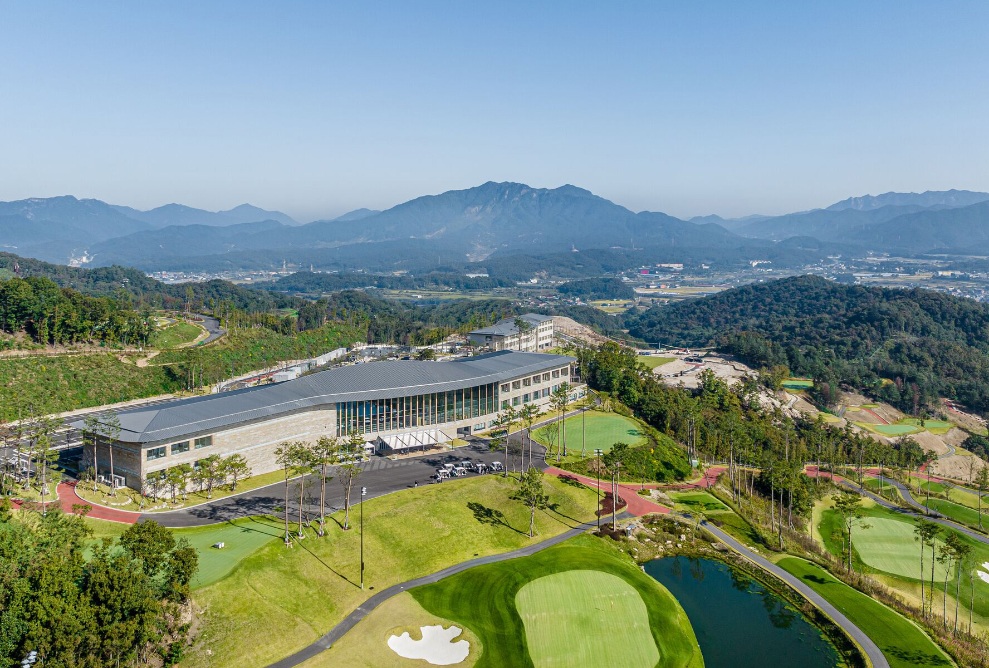 Das Golfklubhaus Hillmaru mit Frei Form-Holzdach aus der Vogelperspektive