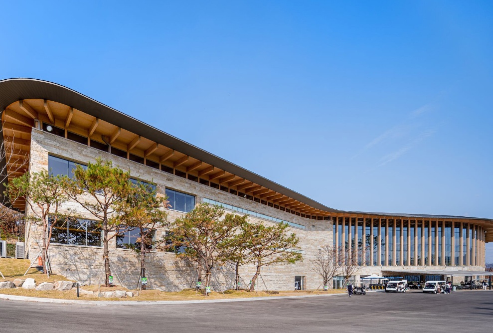 Hillmaru Golf Clubhouse with free-form wooden roof