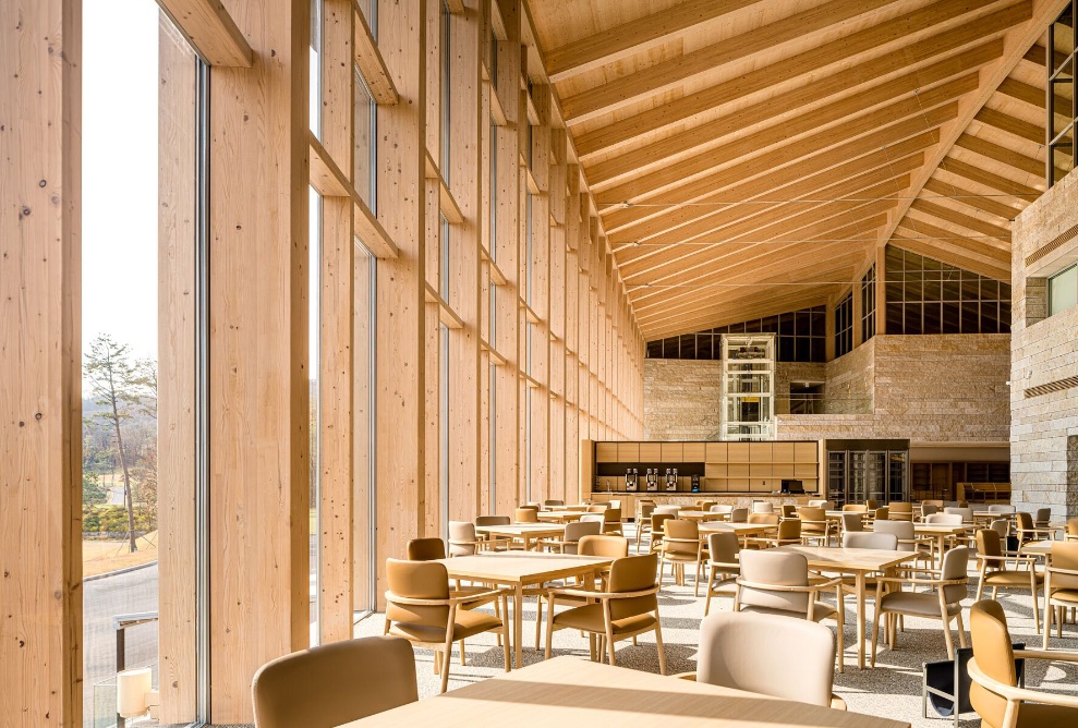 Salle à manger du clubhouse du golf de Hillmaru avec aménagement intérieur en bois
