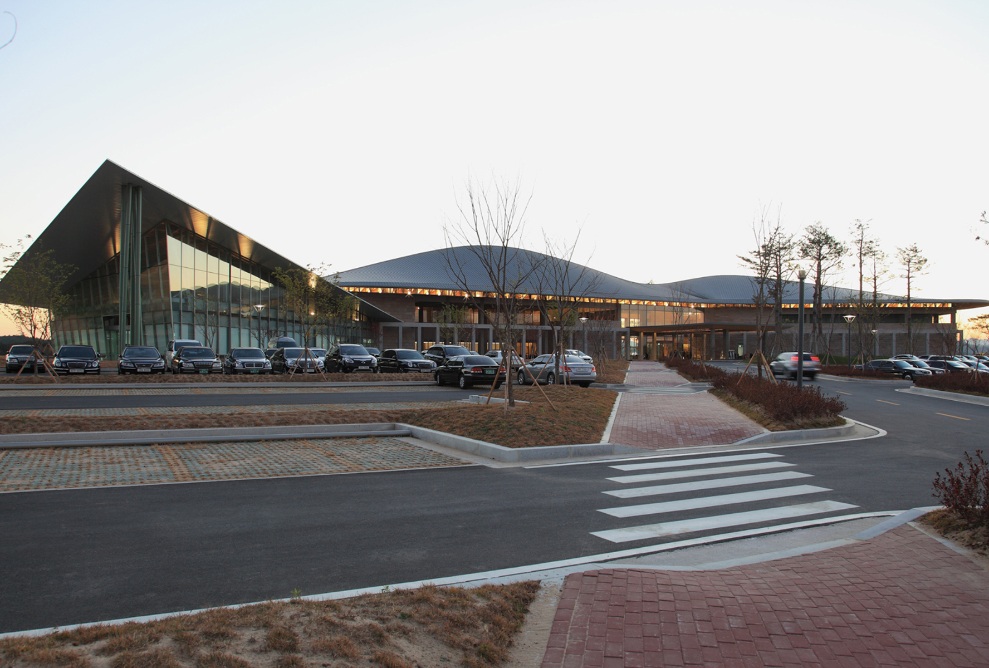 External view of the Hillmaru golf clubhouse with parking