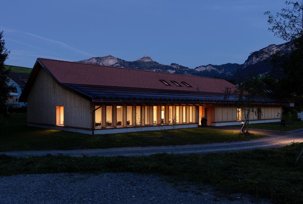 The new seminar building of the Hotel Hof Weissbad in the evening light