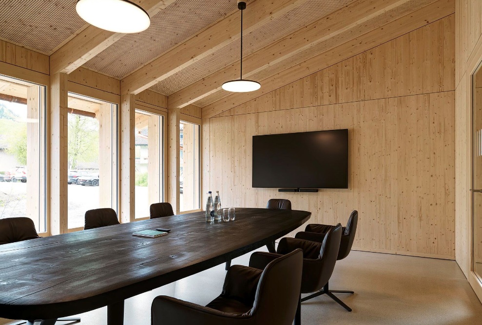 Vue de l’intérieur d’une salle de réunion dans le bâtiment de séminaires Hof Weissbad