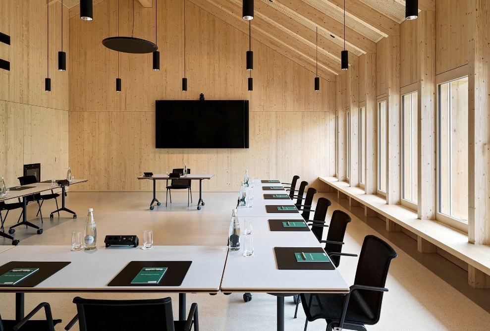 Aperçu d’une salle de formation dans le bâtiment de séminaires Hof Weissbad