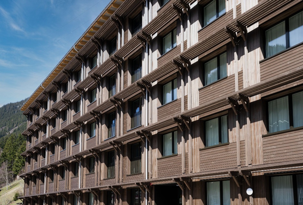 Façade en bois foncé de la maison du personnel à Göschenen