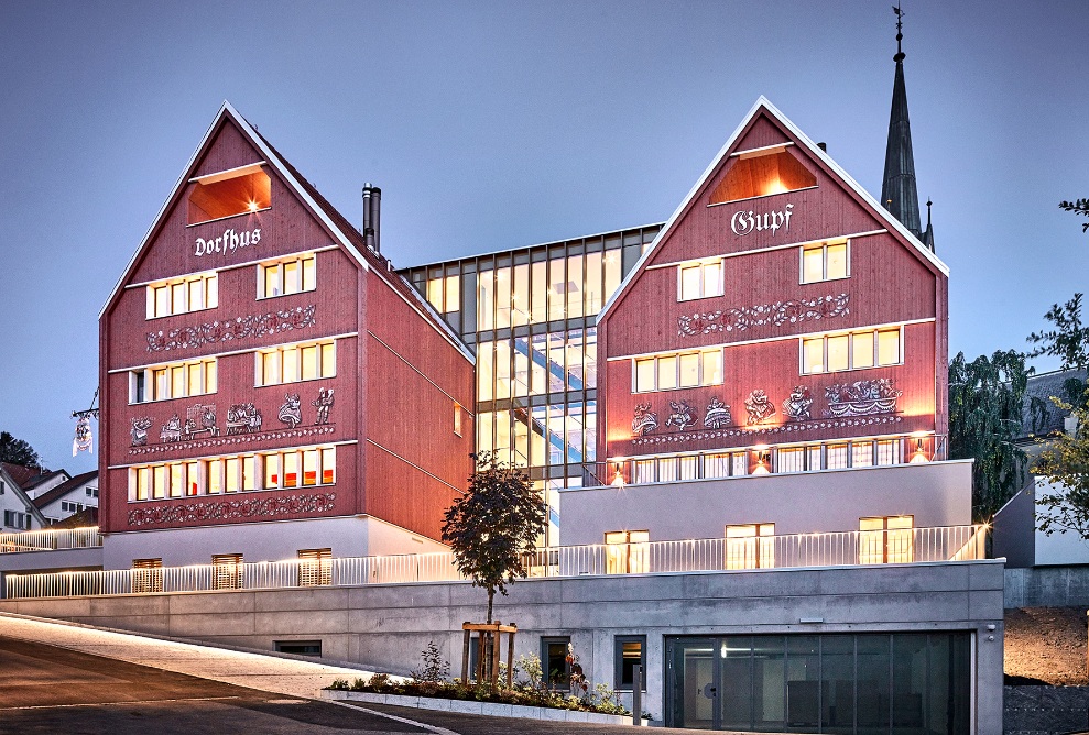 Hotel Restaurant Dorfhus Gupf mit beleuchteten Fenstern im Abendlicht