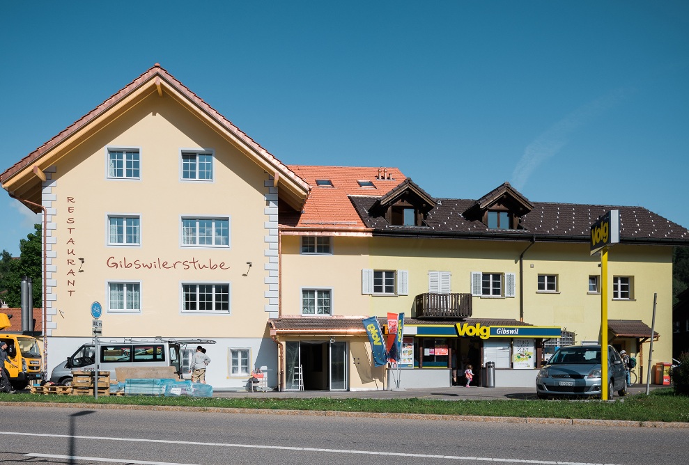 Ansicht von Osten des neugebauten Hotels Gibswilerstube; mit angebautem Volgladen