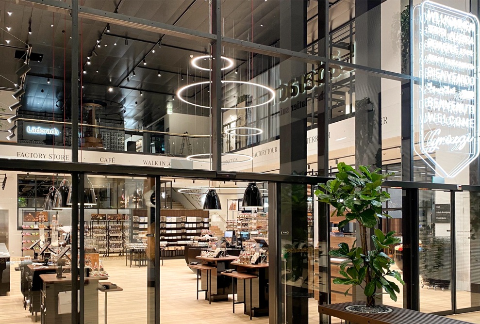 Die Glaswand der Schokoladewelt gibt Einblick in den Shop