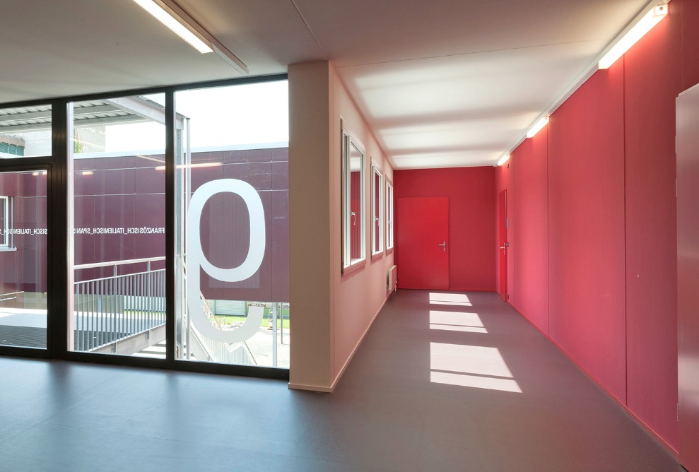 The entrance area impresses with its abundance of light and bright colour scheme.