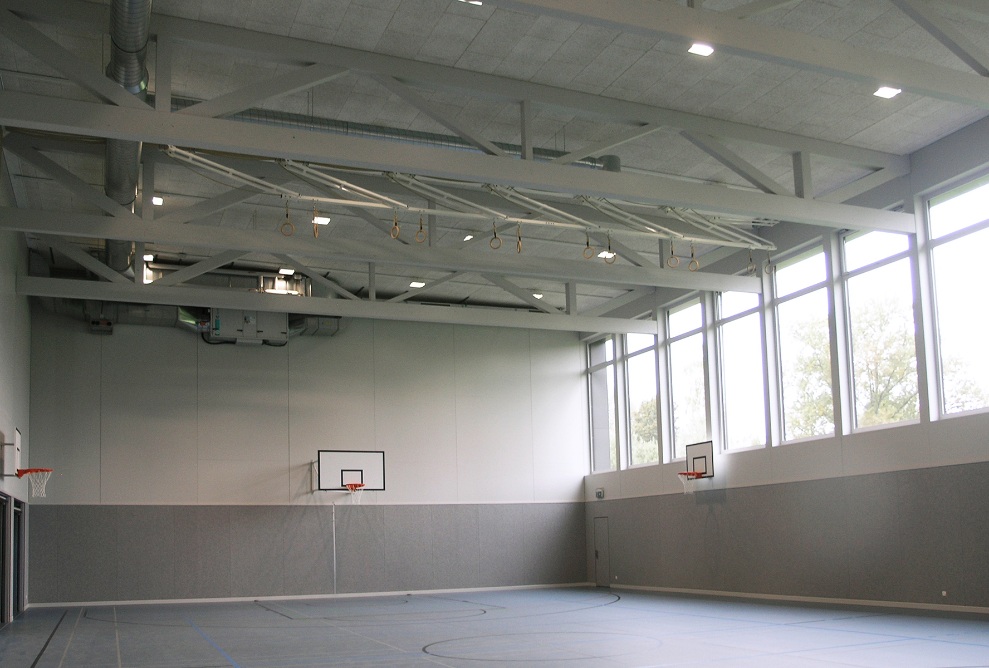 Egal ob Basketball, Fussball oder andere Sportarten, in der Turnhalle können sich die Schüler austoben.