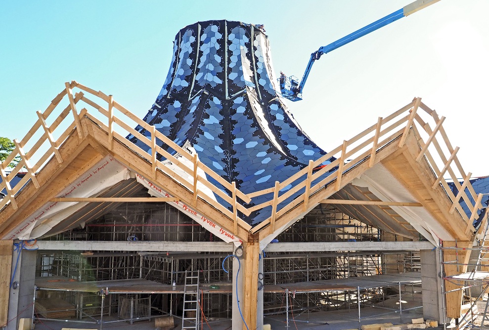 Le gros œuvre du chapeau de magicien pendant les travaux de construction du toit en bois