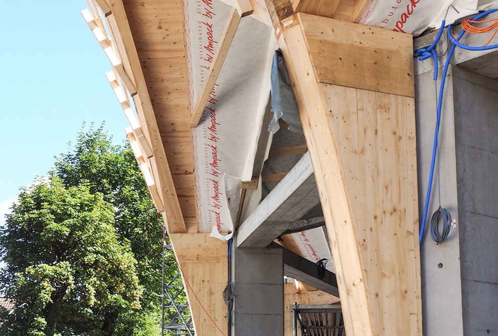 Le portail du chapeau de magicien, fait d’éléments en bois, pendant les travaux de construction