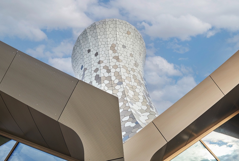 Turm und Fenster des Knies Zauberhut