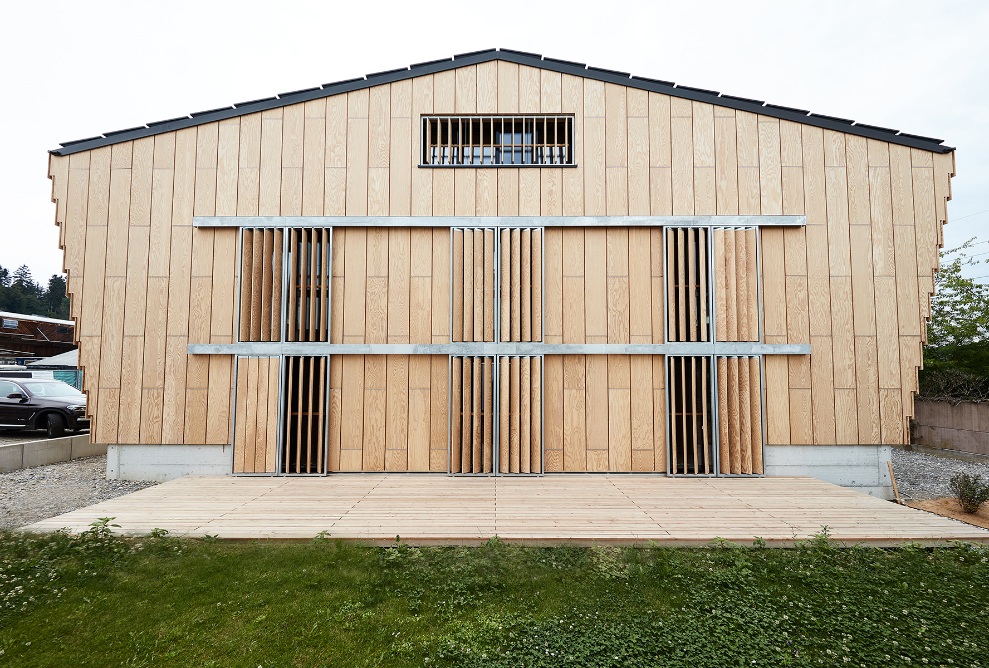 The windows and shading systems at the rear of the Hortima warehouse blend harmoniously into the façade.