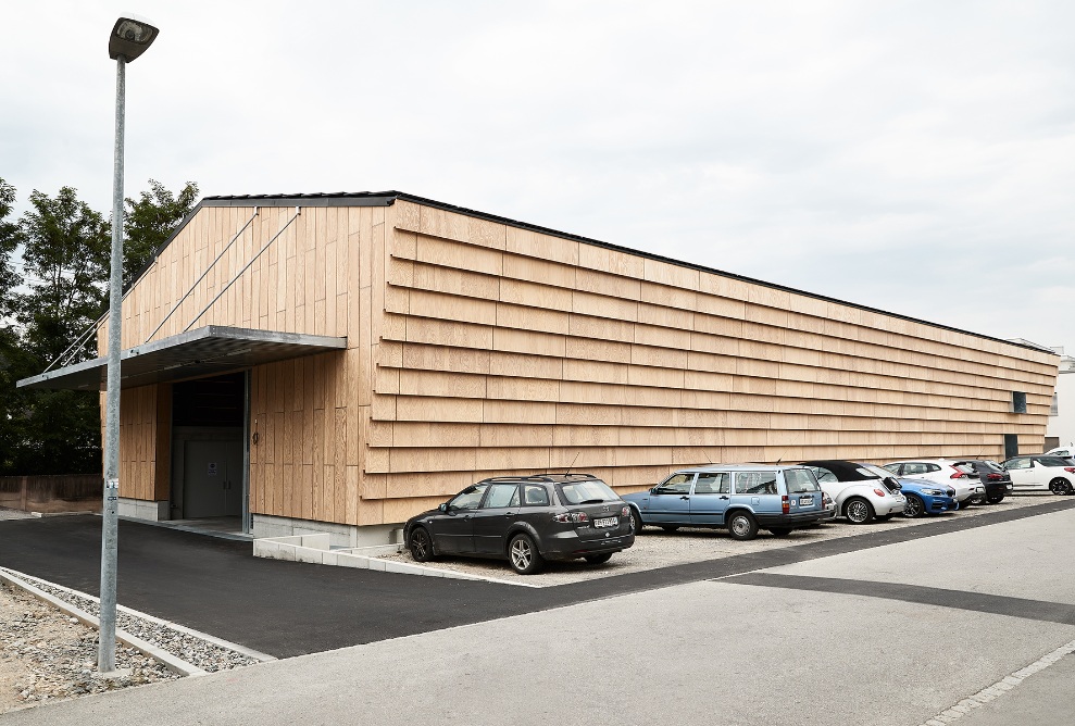 Der Neubau der Hortima-Lagerhalle mit Holzfassade und Parkplatz 