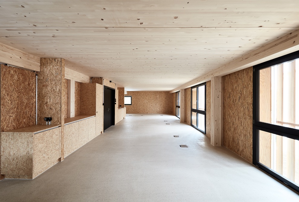 Innenbereich der Industriehalle mit Innenausbau in Holz und Fussboden aus Beton