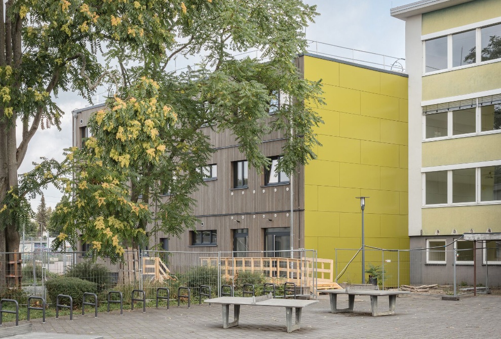 Erweiterungsbau des Landgraf-Ludwig-Gymnasiums mit Pausenplatz