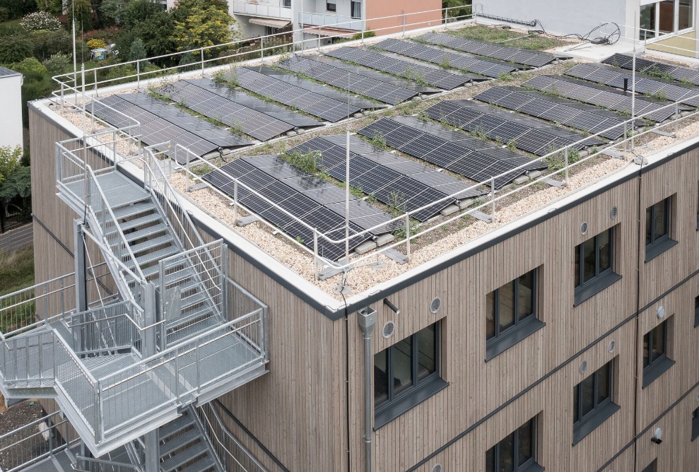 De haut en bas : Lycée Landgraf-Ludwig avec photovoltaïque