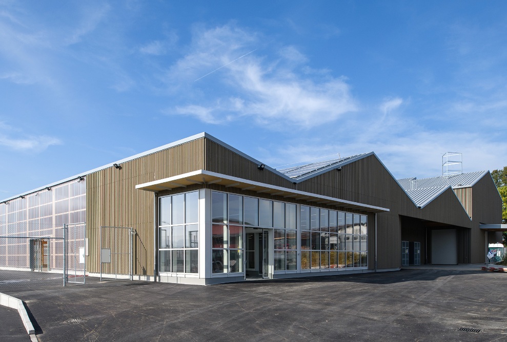 Zone arrière du magasin Landi avec une grande place de manœuvre et une façade vitrée