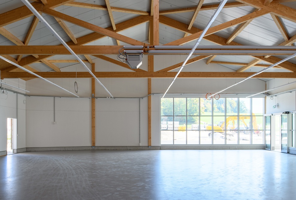 Aufnahme der Landi Filiale im Rohbau. Es zeigt eine grosse helle Ladenfläche sowie eine hohen Decke verkleidet mit Holzbalken.