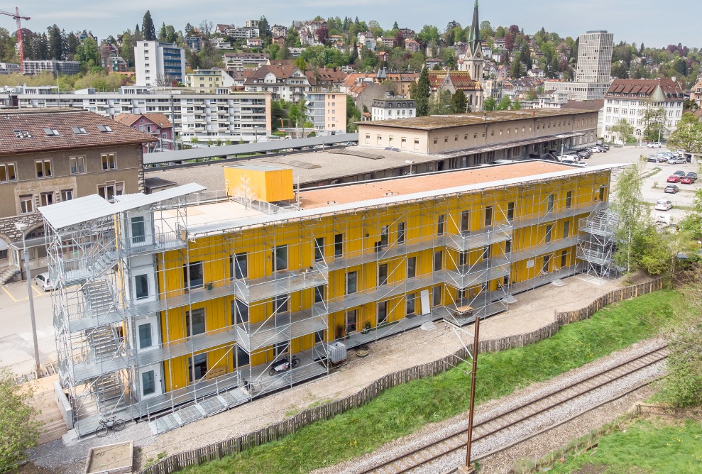 Vue aérienne des bâtiments Lattich en construction modulaire en bois près de la gare de marchandises de Saint-Gall.