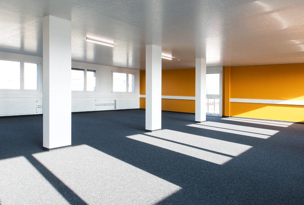Grosser Raum im Büroprovisorium von Lausanne Transport mit gelber Wand