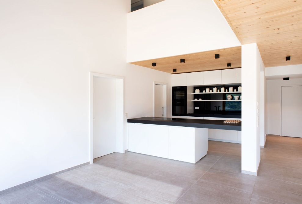 Offene Küche in einer Wohnung des Mehrfamilienhauses Säntis 