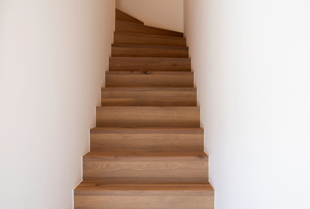 Holztreppe im Innern einer Wohnung des Mehrfamilienhauses Säntis