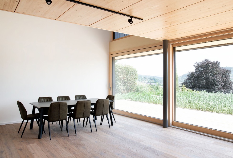  Wohnzimmer mit Holzdecke in der Gartenwohnung Säntis in Wasserbiliig