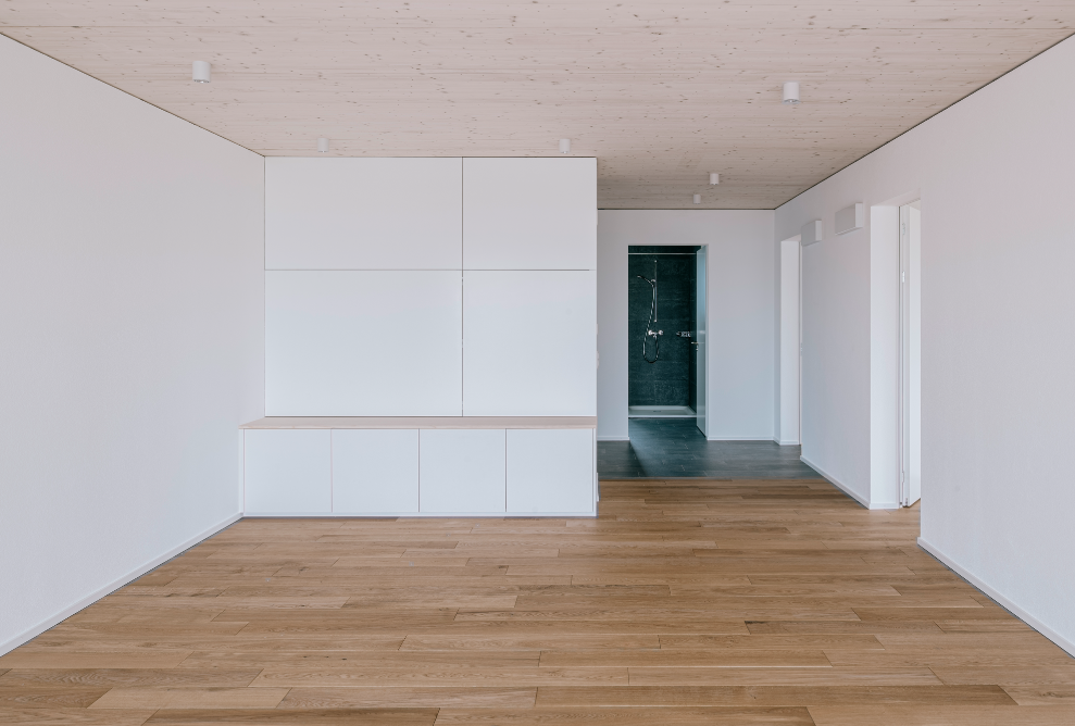 Pièce lumineuse avec plancher en bois et plafond en composite bois-béton 