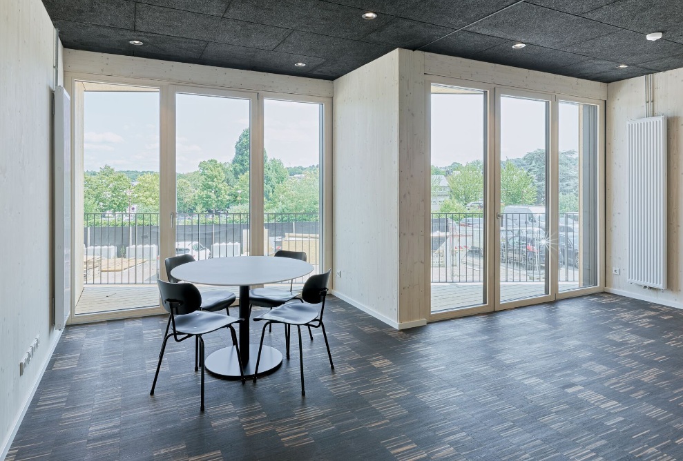 Vue intérieure d'une salle de réunion dans le bâtiment polyvalent de Dudelange