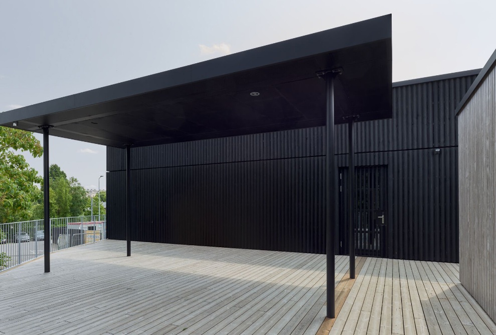 Vue de l'espace extérieur couvert du bâtiment polyvalent de Dudelange