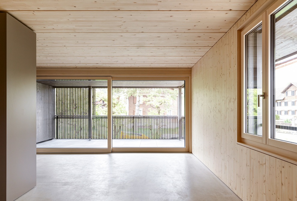 Heller Wohnraum mit Innenausbau in Holz einer Wohnung im Mehrfamilienhaus Quellenhof