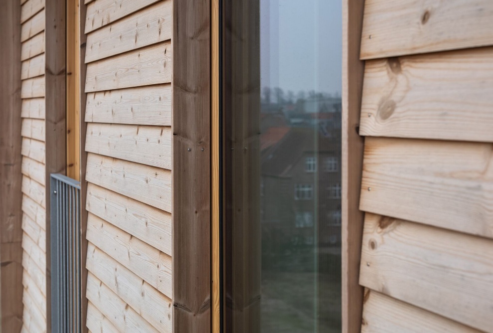 Side detail view of the wooden facade of the new MiniCO2 house