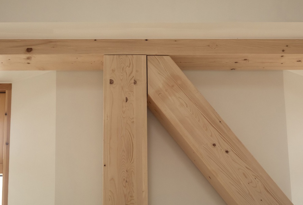 Vue de la structure des poutres en bois dans la maison MiniCO2