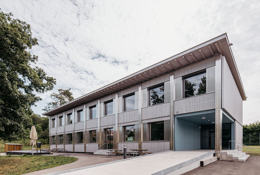 L'école modulaire Modular W à Winterthur Langwiesen vue de l'extérieur