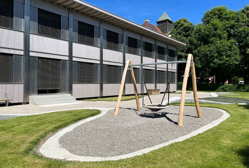 Playground in front of the school module building on Wülflingerstrasse in Winterthur