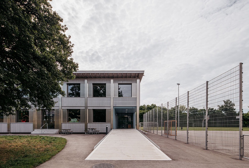 Eingang des modularen Schulhauses Langwiesen Winterthur mit Rampe