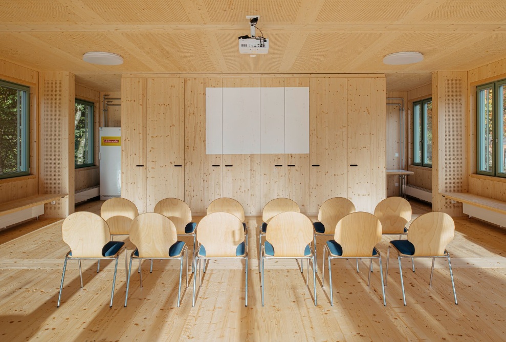 Intérieur du pavillon du terrain de sport avec chaises en bois